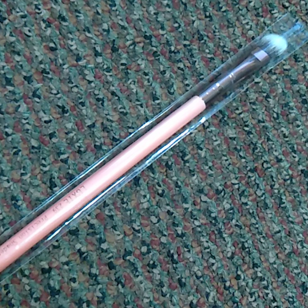 Luxie Precision makeup brush